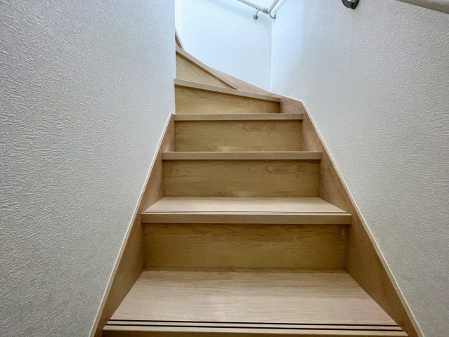 クレイドルガーデンうるま市天願 第２・3号棟の内装|手すり付き階段