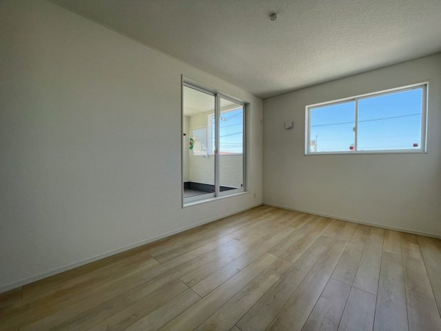 クレイドルガーデンうるま市天願 第２・3号棟の洋室|２階主寝室7.5帖・バルコニー出入口付き