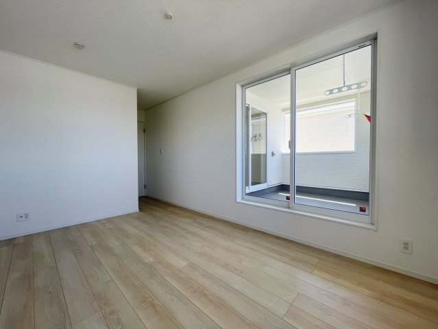 クレイドルガーデンうるま市天願 第２・3号棟の洋室|２階主寝室7.5帖+バルコニー出入＆ウォークインクローゼット1.5帖