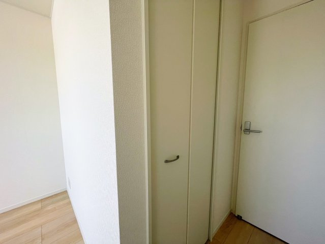 クレイドルガーデンうるま市天願 第２・3号棟のその他|２階主寝室7.5帖に設置された、季節物の入れ替えが楽々なウォークインクローゼット1.5帖