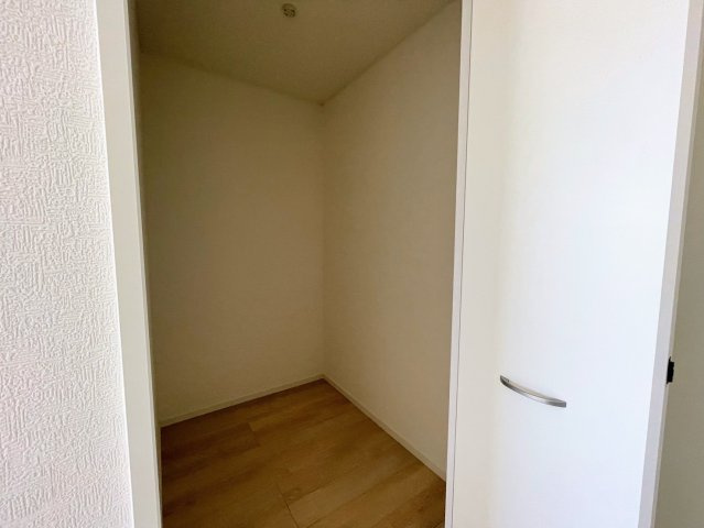 クレイドルガーデンうるま市天願 第２・3号棟の収納|２階主寝室7.5帖に設置された、季節物の入れ替えが楽々なウォークインクローゼット1.5帖