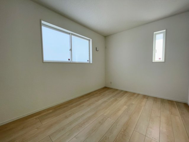 クレイドルガーデンうるま市天願 第２・3号棟の洋室|二面採光の２階洋室６帖