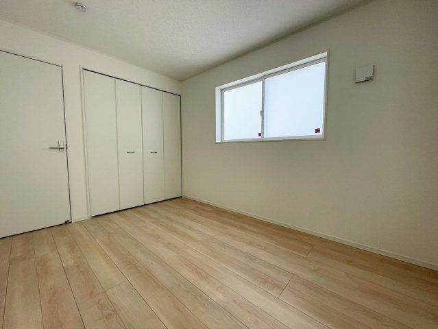 クレイドルガーデンうるま市天願 第２・3号棟の洋室|２階洋室６帖・クローゼット収納付き