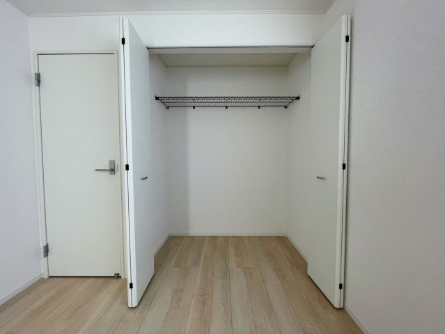 クレイドルガーデンうるま市天願 第２・3号棟の収納|２階洋室６帖・クローゼット収納