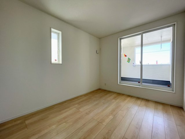 クレイドルガーデンうるま市天願 第２・3号棟の洋室|２階洋室5.7帖・バルコニー出入口付き