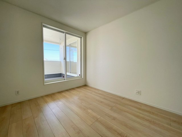 クレイドルガーデンうるま市天願 第２・3号棟の洋室|２階洋室5.7帖・バルコニー出入口付き