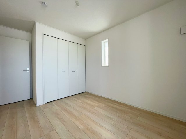 クレイドルガーデンうるま市天願 第２・3号棟の洋室|２階洋室5.7帖・クローゼット収納付き