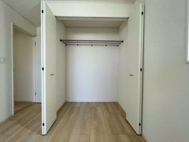 クレイドルガーデンうるま市天願 第２・3号棟の収納|２階洋室5.7帖・クローゼット収納