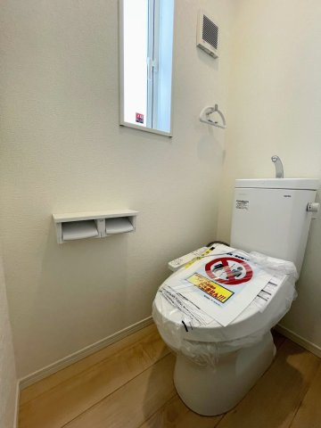 クレイドルガーデンうるま市天願 第２・3号棟のその他|２階トイレ・換気が取れる窓＆収納棚付き・温水洗浄便座