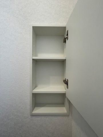 クレイドルガーデンうるま市天願 第２・3号棟のその他|２階トイレに設置された便利な収納棚