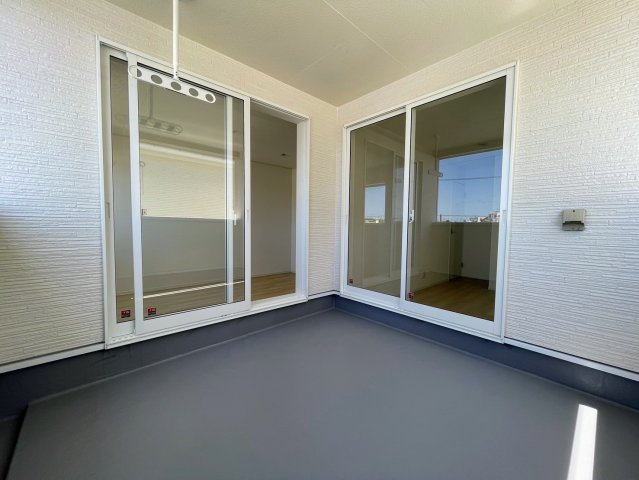 クレイドルガーデンうるま市天願 第２・3号棟のバルコニー|急な雨も安心♪様々な用途に使える広々二面ルーフバルコニー