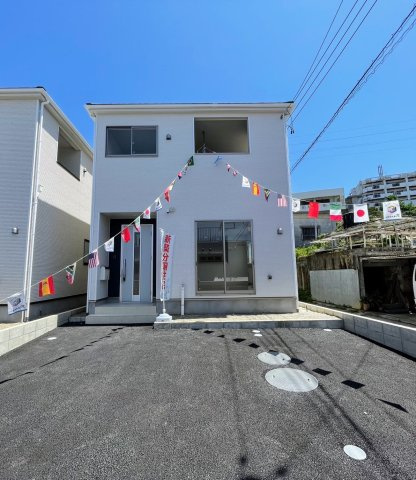 クレイドルガーデンうるま市天願 第２・3号棟の前面道路含む現地写真|屋根付きで置き配スペースも確保できる玄関ポーチ／TVモニター付きインターフォン／並列２台駐車可能スペース付き！