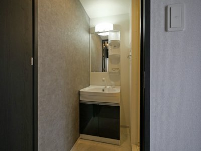 【独立洗面台】 | S-RESIDENCE西長堀 | 朝の支度にも助かる、独立の洗髪洗面化粧台