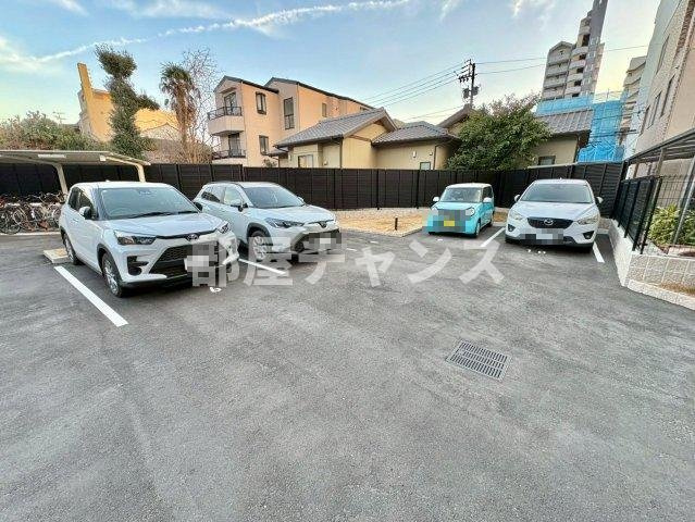 プレサンス吹上駅前エテルノの駐車場
