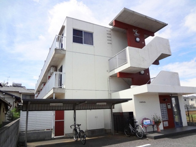 お洒落なコンクリート打ちっ放しの室内♪買物便利な立地♪