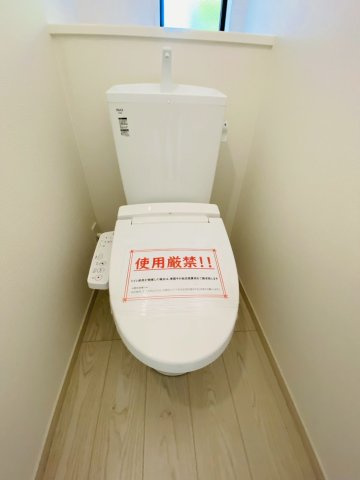 ケイアイエルデ／東区沼山津1期／１号棟のトイレ|窓から光が差し込む明るいトイレです。