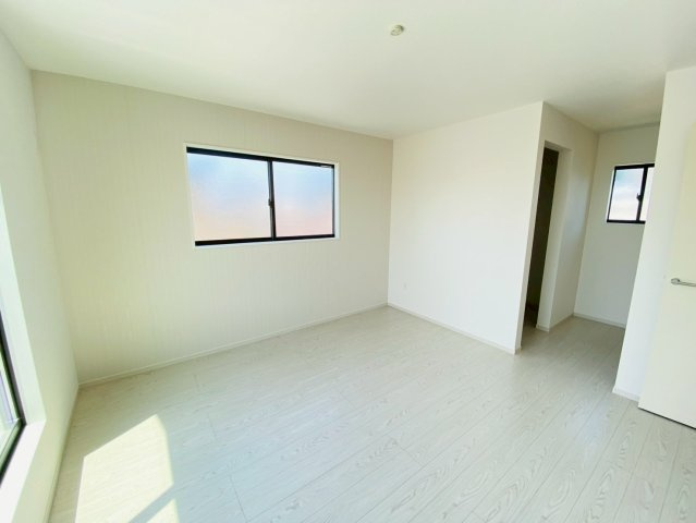 ケイアイエルデ／東区沼山津1期／１号棟の洋室|お部屋の奥にはウォークインクローゼットとフリースペースがあります。