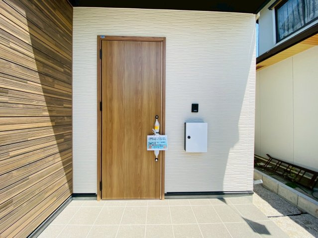 ケイアイエルデ／東区沼山津1期／１号棟の玄関|明るい印象の玄関。雨の日でも濡れずに宅配の荷物が受け取れます。