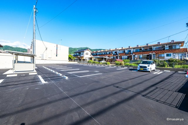 コスモス若槻の駐車場