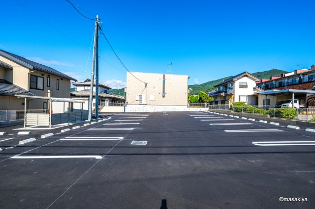 コスモス若槻の駐車場