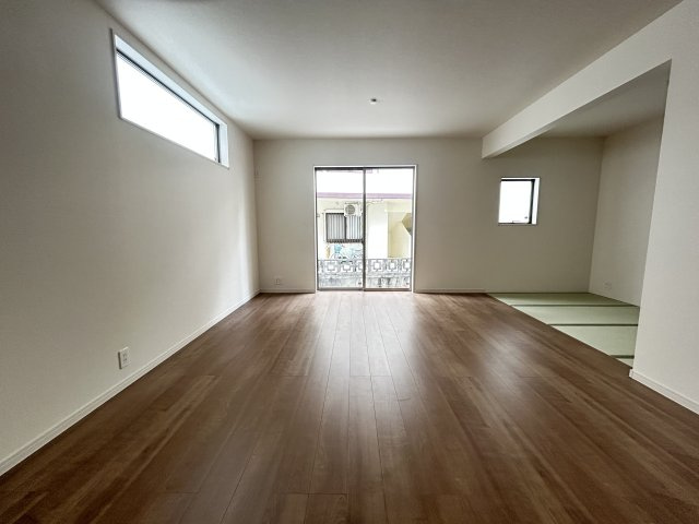 LG沖縄市南桃原　2号棟　＼☆ご成約時５０万円キャッシュバック☆／の居間・リビング