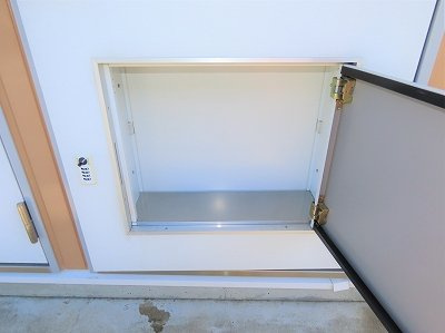 レオパレスブルガリの玄関|玄関扉に宅配ボックスあり