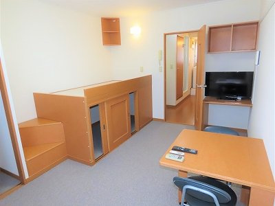 レオパレスブルガリの居間・リビング|カーペットのお部屋です