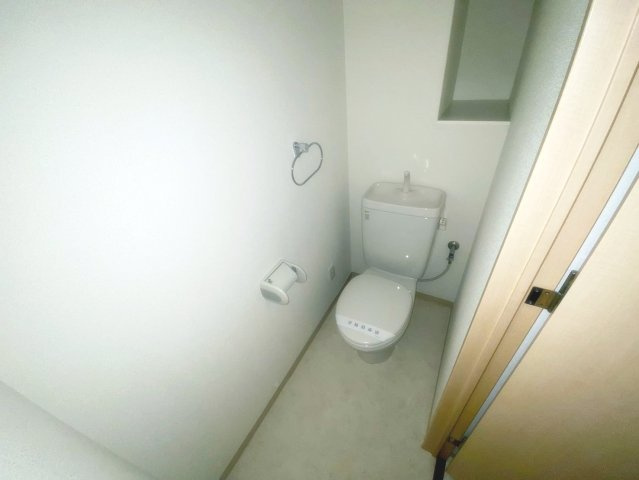 リーガルコート山本駅前のトイレ|ゆったりとした空間のトイレです