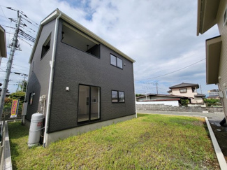 【外観】 |  南アルプス市桃園 新築戸建 2号棟 車並列2台 広々お庭 お気軽にご見学にいらしてください。