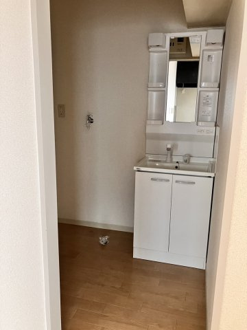 御幸ロードⅡ番館の洗面所|明るい洗面所です