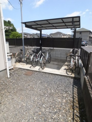 【設備】 | にふてぃはうす89 | 駐輪場屋根付きで自転車の寿命も安心です。