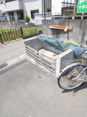 【エントランス】 | にふてぃはうす89 | 敷地内にゴミ捨て場。決められた日にゴミだしを！