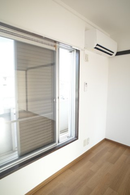 【内装】 | にふてぃはうす89 | 外出時は雨戸で戸締り。