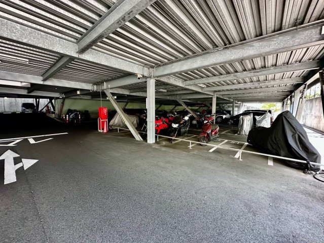 プレシアスシティ・ザ・シーズンズA棟の駐車場