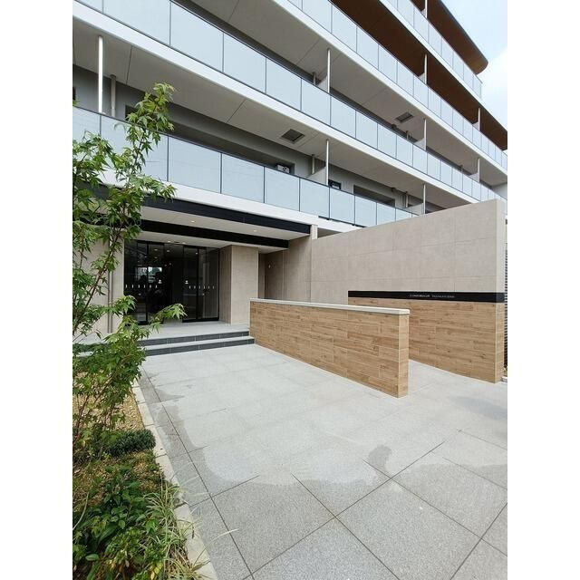 コンフォリア・リヴ八坂富士見のエントランス