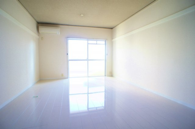 エトランゼ宮本V【キャッシュバック対象物件】の居間・リビング|こちらのリビングで趣味の時間をお楽しみください