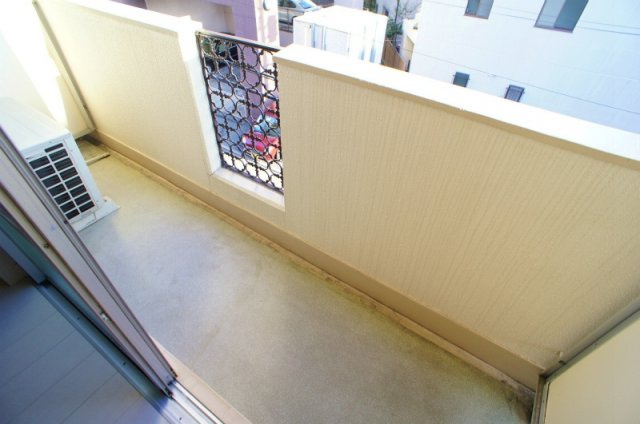 エトランゼ宮本V【キャッシュバック対象物件】のバルコニー|開放的で明るい空間を演出してくれるバルコニーです