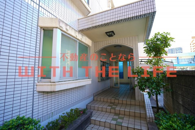 エトランゼ宮本V【キャッシュバック対象物件】のエントランス|毎日通るエントランスはこのようになっています