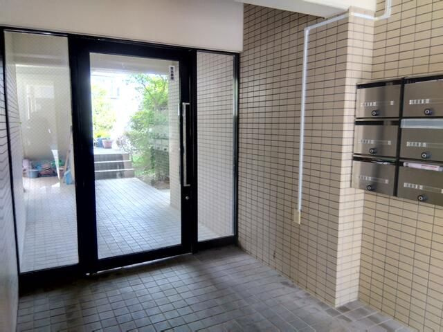 ハイツアゼリアのエントランス