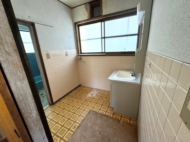 戸建　香美町小代区鍛冶屋の洗面所|明るい洗面所です