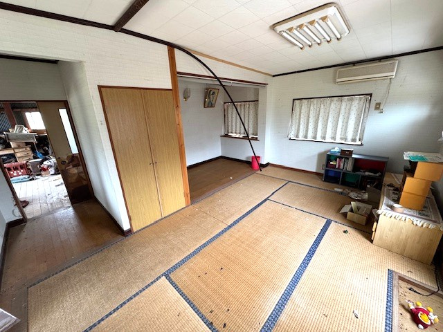 戸建　香住区小原の内装|明るい室内です