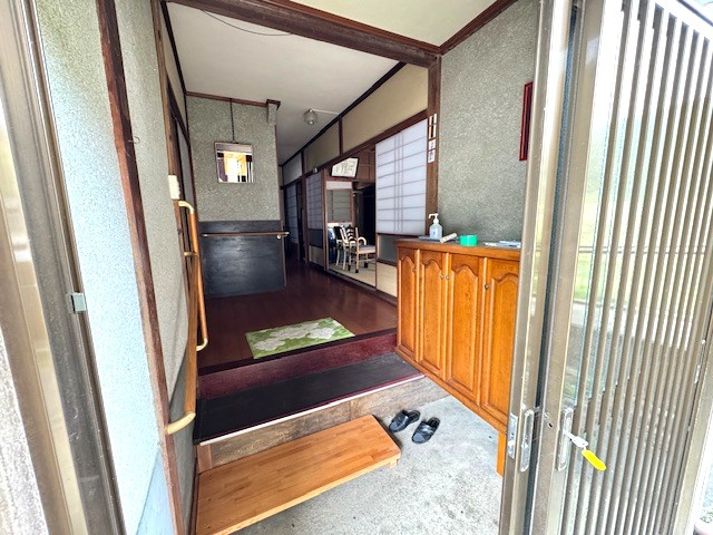 戸建　香住区小原の玄関|ゆったりとした玄関です