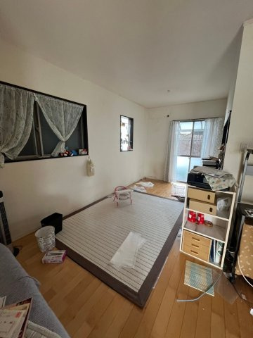 堺市南区檜尾　太陽光発電　駐車3台可能の居間・リビング|こちらの居間で趣味の時間をお楽しみください