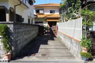 【駐車場】 | 間口3mx奥行10mのガレージは、縦列で普通乗用車が2台入ります。