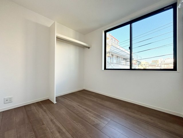 荒川区町屋3丁目　新築戸建の洋室|自分だけのプライベート空間。明るく温もりを感じることができる居室です。

ご内見希望・資料請求などお気軽にお問い合わせ下さい！
03-5990-5201