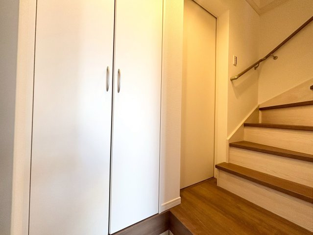 荒川区町屋3丁目　新築戸建の玄関|玄関横にはシューズボックスがついているため、片付いた玄関がキープできます！

ご内見希望・資料請求などお気軽にお問い合わせ下さい！
03-5990-5201