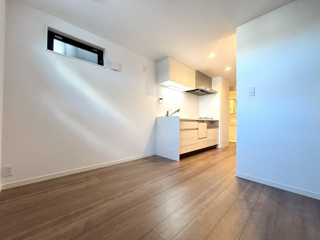 荒川区町屋3丁目　新築戸建の居間・リビング|2階リビングは外からの視線が気にならない、寛ぎのプライベート空間！

ご内見希望・資料請求などお気軽にお問い合わせ下さい！
03-5990-5201