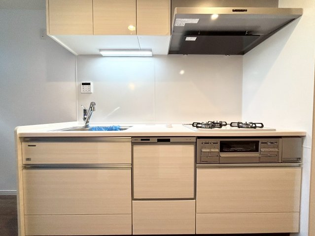 荒川区町屋3丁目　新築戸建のキッチン|ビルトインタイプの食洗機付き！家事の時間と、手洗いに比べて使用水量も軽減します！

ご内見希望・資料請求などお気軽にお問い合わせ下さい！
03-5990-5201