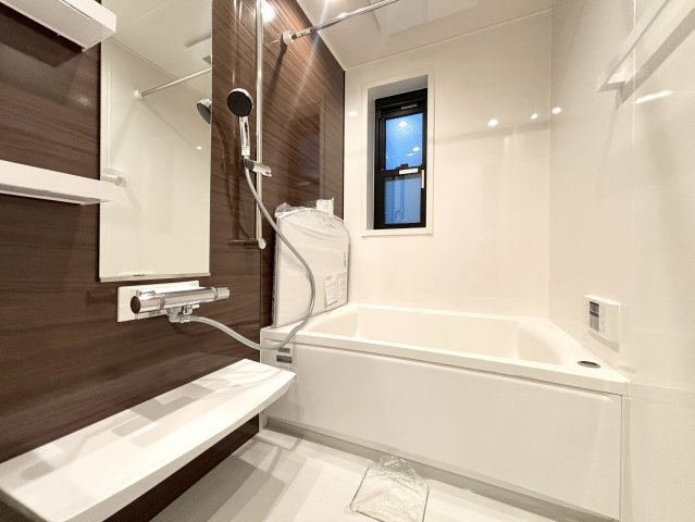 荒川区町屋3丁目　新築戸建の浴室|浴室乾燥機付きのため、雨の日の洗濯物干しやカビの予防にも役立ちます。

ご内見希望・資料請求などお気軽にお問い合わせ下さい！
03-5990-5201