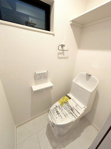 荒川区町屋3丁目　新築戸建のトイレ|明るく清潔感が溢れるトイレ。落ち着いた空間で安らぎのひとときをお過ごし頂けます。

ご内見希望・資料請求などお気軽にお問い合わせ下さい！
03-5990-5201